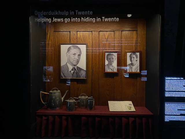 Vitrine ds Overduin in Verzetsmuseum Amsterdam